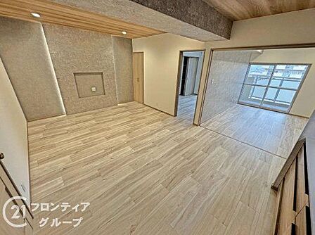 ナチュラルなフローリングが広がる明るく開放感に満ちたリビングです。リノベーションによって生まれ変わった空間は、どんな家具とも相性が良く、自分らしいインテリアを楽しめます。家族団らんを優しく包み込みます
