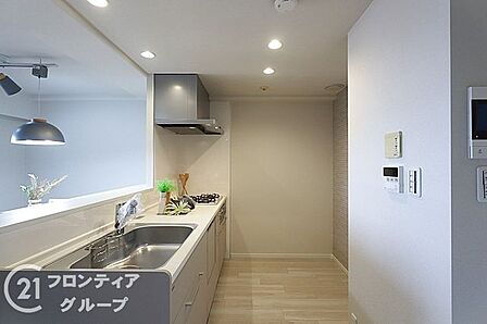 リビングを見渡せるオープンな対面式キッチンは、家族との会話を楽しみながら料理ができる贅沢な空間です 洗練された機能美が日々の家事時間をワクワクするような豊かなひとときへと鮮やかに変えてくれます