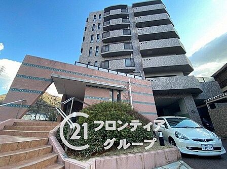 重厚感のあるタイル貼りのデザインが青空によく映えていて素敵ですね！便利な都会の利便性を享受しながらも、一歩敷地内に入れば静寂と高級感に包まれる特別なプライベート空間を毎日満喫できそうですね！