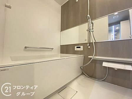 木目調のパネルが落ち着いた空間を演出する、機能美に優れたバスルームです。一日の疲れを癒やすリラックスタイムを演出する贅沢な仕様で、心身ともに解きほぐされるような穏やかな時間を満喫できます