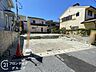 外観：ゆとりある幅員を確保した前面道路は、毎日の車の出し入れもスムーズに行えます。視界が広く見通しも良いため、小さなお子様がいるご家庭でも安心感を持って過ごせる落ち着いた住環境が整っています