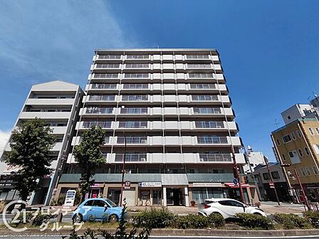 落ち着いた色調のタイル貼りが映える、気品溢れる佇まいの邸宅です 周囲の景観と調和しながらも確かな存在感を放つ美しいデザインが住まう方の誇りを満たします
