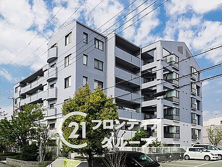 落ち着いた色調の雰囲気が映える、気品溢れる佇まいの邸宅です 周囲の景観と調和しながらも確かな存在感を放つ美しいデザインが住まう方の誇りを満たします