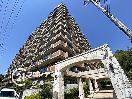青空に映えるスタイリッシュなフォルムが、住まう方の誇りを象徴しています。洗練されたデザインは周囲の街並みの中でも一際目を引き、帰宅するたびに心地よい満足感に包まれる上質なレジデンスです