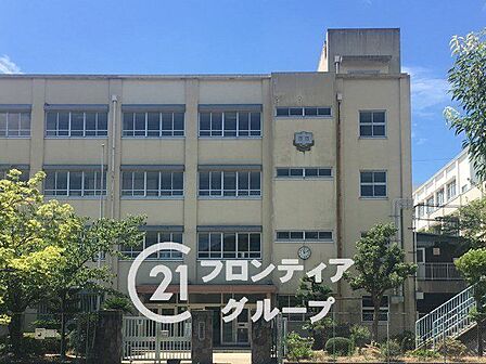 神戸市立高倉中学校 徒歩24分。 1920m