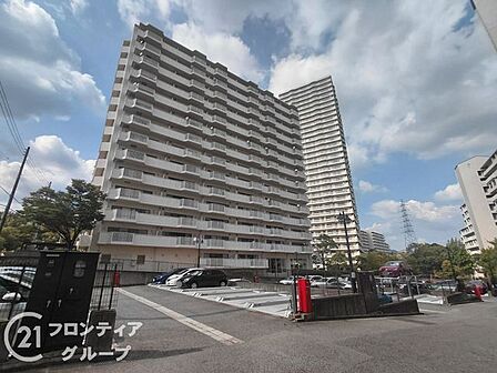 都会の空に映える凛とした白亜の外観が印象的なタワーマンションです。洗練されたデザインは周囲の街並みとも調和し、ここに住まう方の誇りを満たす圧倒的な存在感を放ちます