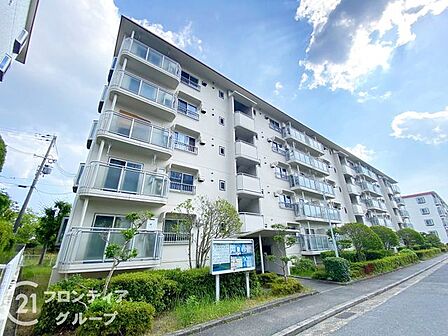 青空に映える白基調のモダンな外観が、住まう人の誇りを満たしてくれます。周囲の豊かな緑と調和した落ち着きのある佇まいは、毎日の帰宅を楽しみにしてくれるはず。洗練された暮らしを予感させる美しい住まいです