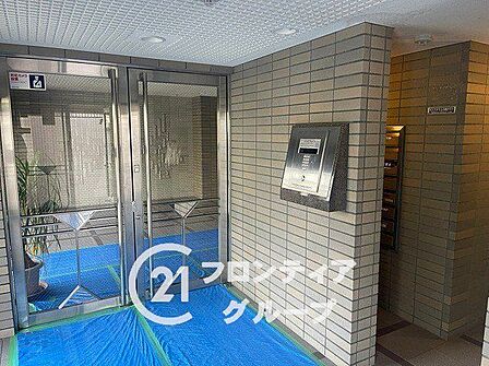 シンプルなロビーですが、住む人にとって居心地の良い空間を提供します