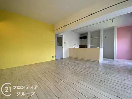 温かみのあるスポットライトの光が、お部屋全体を優しく包み込んでくれますね!広々とした空間で自由な家具配置を楽しめるので、自分たちの理想のスタイルが実現できそうです。毎日が明るい気持ちで過ごせますね!