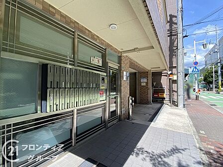 整理整頓されたポストコーナーは、日々の情報の受け取りをスムーズにしてくれます。デザイン性と機能性を兼ね備えた設備が、スマートな都会生活をサポートし、プライバシー保護にも配慮された安心の設計です