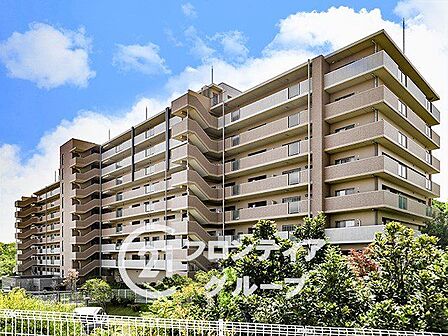 緑が多く落ち着いた雰囲気があり、マンションと周辺の雰囲気が調和されて住み心地が良さそうです。