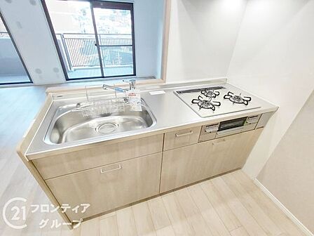お洒落なカウンターキッチンなら、まるでお店のような気分で盛り付けができそうですね！家事の合間にふと顔を上げた時の見晴らしも良く、忙しい朝の時間も心穏やかに過ごせそうな素敵な空間ですね！