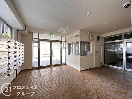 シンプルなロビーですが、住む人にとって居心地の良い空間を提供します