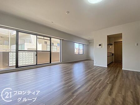 大きな窓から柔らかな光が差し込むリビングは、家族の笑顔が集まる温かな空間です。開放感あふれる設計と上質なフローリングが調和し、ゆとりある広さが住まう人の心に深い安らぎを与えます