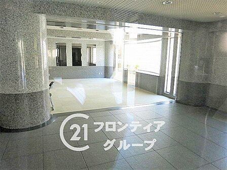 機能的なロビーで、住む人が快適に過ごせるよう配慮されています