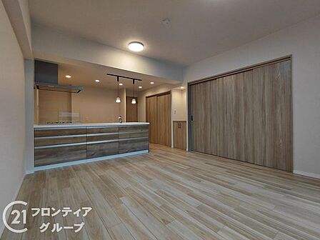木の温もりに包まれた広々としたリビングは大きな窓から差し込む光が心地よい空間を演出し、洗練されたインテリアが映える上質なデザインで家族が自然と集まりたくなる寛ぎを共有できます