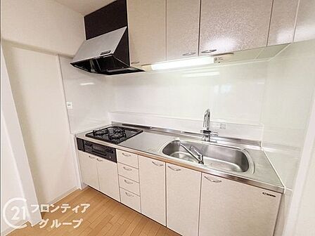 白を基調とした清潔感のあるキッチンは、毎日の料理を楽しく演出してくれます。機能的な動線設計により家事効率もアップし、ご家族との大切な時間をゆとりを持って過ごすことができる快適な仕様が魅力です