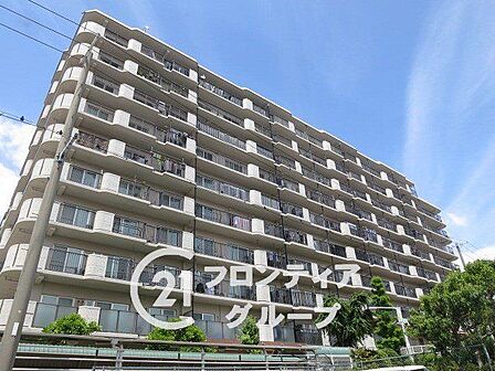 洗練された佇まいのマンションは帰宅するたびに心が弾みますね!青い空と緑の植栽が織りなすコントラストが毎日の暮らしを明るく彩ってくれますね!
