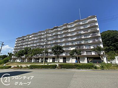 外観:青空に映える白亜のフォルムが街のランドマークとして圧倒的な存在感を放ちます。洗練されたデザインが住まう方の品位を物語り、帰り着くたびに誇りを感じさせてくれる凛とした佇まいです 外観:青空に映える白亜のフォルムが街のランドマークとして圧倒的な存在感を放ちます。洗練されたデザインが住まう方の品位を物語り、帰り着くたびに誇りを感じさせてくれる凛とした佇まいです