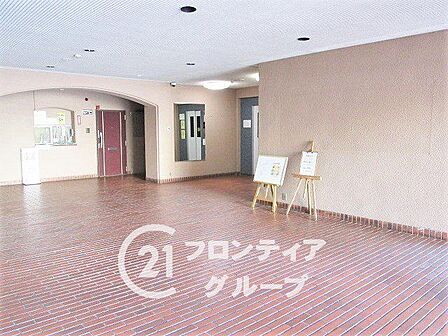 レトロなデザインが魅力のロビーで、日々の暮らしに彩りを添えます