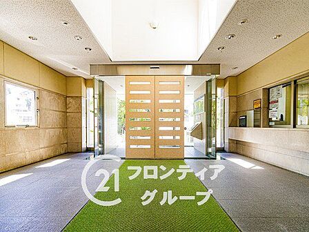 柔らかな光が差し込むロビーは、まるで高級ホテルのような静謐な空気が流れています。日常に溶け込む上質なデザインが、ワンランク上のライフスタイルをさりげなく支えてくれます