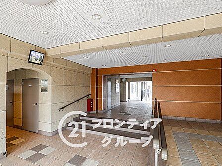 広々としたロビーに足を踏み入れると、一瞬で心が穏やかになりますね!柔らかな光に包まれた空間は、住まいの中にありながら特別な開放感を与えてくれて、ご近所の方との会話も弾むような温かみを感じられますね!