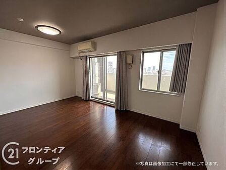 窓の外に広がる景色を眺めながら、ゆったりと自分時間を楽しめる贅沢なリビングですね！お部屋の隅々まで光が届く明るい空間は、大切なご家族やゲストと一緒に過ごすひとときをより一層華やかに彩ってくれますね！