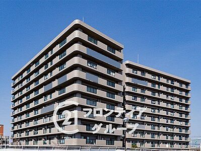 外観:落ち着いた色調の雰囲気が映える、気品溢れる佇まいの邸宅です 周囲の景観と調和しながらも確かな存在感を放つ美しいデザインが住まう方の誇りを満たします 外観:落ち着いた色調の雰囲気が映える、気品溢れる佇まいの邸宅です 周囲の景観と調和しながらも確かな存在感を放つ美しいデザインが住まう方の誇りを満たします