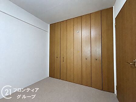 落ち着いた色調で統一された静寂に満ちたリラックスルーム!たっぷりと入る収納が空間をすっきりと保ち心地よい暮らしを演出しますね