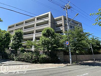 外観:青く澄んだ空と鮮やかな街路樹の緑に美しく調和する落ち着きある佇まいが目を引きますね!周囲の自然を感じながらゆったりと過ごせる、心地よい毎日を豊かに予感させてくれますね! 外観:青く澄んだ空と鮮やかな街路樹の緑に美しく調和する落ち着きある佇まいが目を引きますね!周囲の自然を感じながらゆったりと過ごせる、心地よい毎日を豊かに予感させてくれますね!