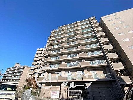 落ち着きのあるブラウン調の外壁と整然としたバルコニーが美しい外観デザイン！凛とした存在感を放ち、ここに住まう誇りと心地よい日常を予感させてくれます！