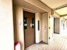 エントランス：エレベーターが設けられてますので階段を使わずにスムーズに玄関までの出入りが楽々可能です♪