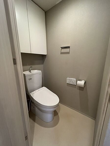 清潔感のあるトイレ。毎日快適にお使いいただける落ち着いた空間です。
