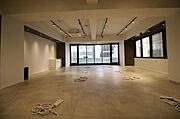 【デザインセットアップオフィス】受付・会議室等内装造作済／執務室以外の一部什器設置済み。