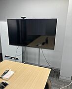 【内装・デスク付のフルセットアップオフィス】会議室等内装造作済／執務室・会議室のデスク等家具什器設置済／一部現テナントの什器含む(撤去予定)