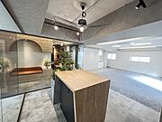 【デザインセットアップオフィス】受付・会議室等内装造作済／画像の執務室デスク設置無し／別区画の参考画像・イメージパース含む。