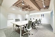 【６階】【内装・デスク付のフルセットアップオフィス】受付・会議室等内装造作済／執務室・会議室・ラウンジのデスク等家具什器設置済／別区画の参考画像・イメージパース含む。