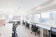【デザイン内装・デスク等什器付のフルセットアップオフィス】受付・会議室等内装造作済／執務室・ラウンジ・会議室のデスク等家具什器設置済／別区画の参考画像・イメージパース含む。