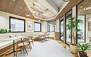 【デザイン内装・デスク等什器付のフルセットアップオフィス】受付・会議室等内装造作済／執務室・ラウンジ・会議室のデスク等家具什器設置済。