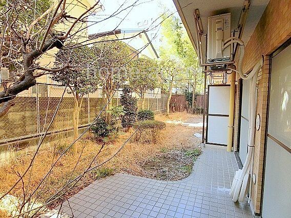 広い専用庭が付...