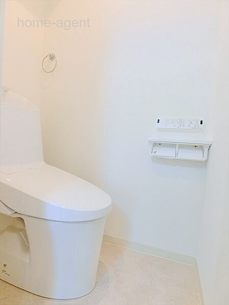 新規交換済みで綺麗なトイレです。