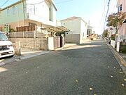 前面ゆったり6ｍ道路で駐車もラクラクです。