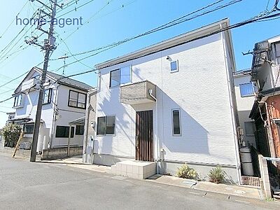 外観：令和3年築の綺麗な戸建。閑静な住宅街に位置しております。