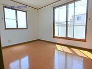 2面採光で明るい洋室。