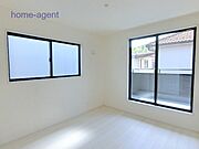 2階洋室は3部屋南面バルコニーに接しており日当たり良好です。
