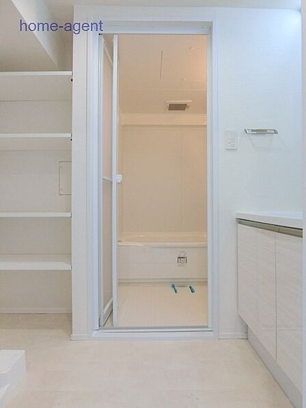 タオル等を置ける棚がございます。