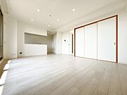 大きな窓からの採光で、昼間は照明いらずの心地よさ。