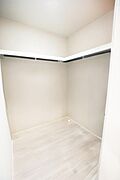 2階ウォークインクローゼット（約2帖）(AIによる家具消ししています)