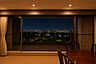 リビング/ダイニング：開放的な大型バルコニーから夜の景色をお楽しみいただけます。