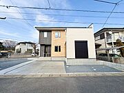 落ち着いた色調のモダンな外観が、街並みに自然と溶け込む洗練された住まいです。  